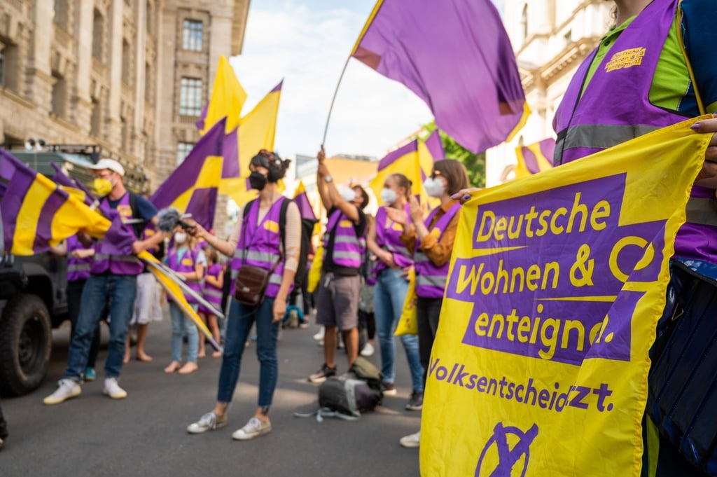 Unterstützer der Initiative "Deutsche Wohnen & Co. enteignen"bei der Übergabe der gesammelten Unterschriften für einen Volksentscheid zur Enteignung von großen Immobilienunternehmen.