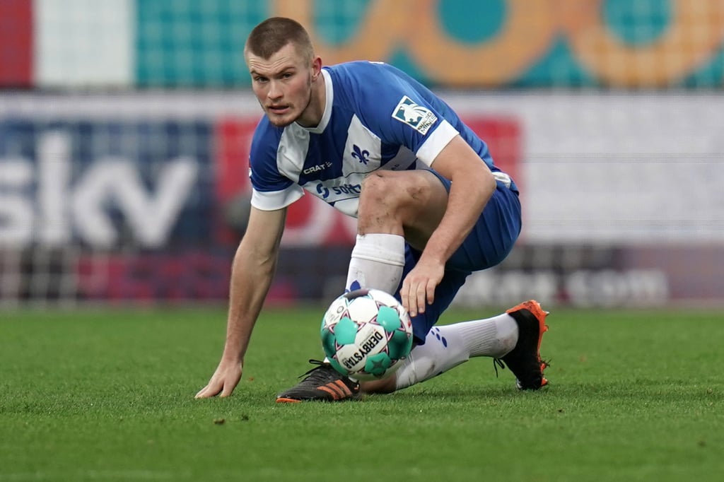 Darmstadts Lars Lukas Mai am Ball.
