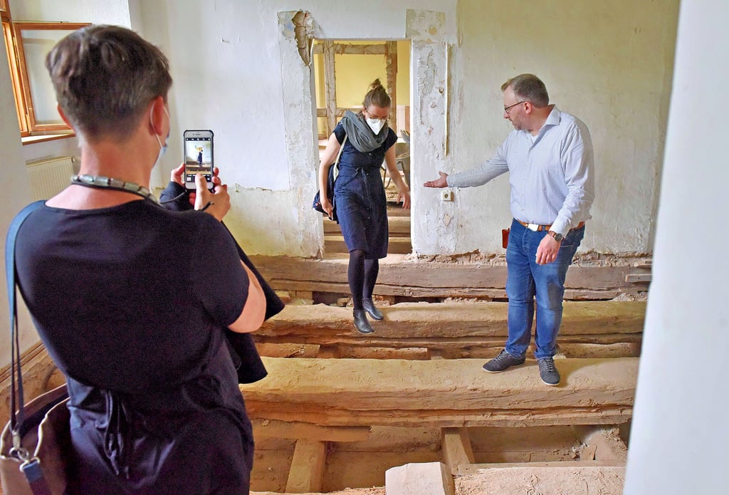 Im Zörbiger Schloss dokumentiert Kuratorin Ines Engelmann (links) den Rundgang mit Lucie Göpfert und Stefan Auert-Watzik über die Baustelle.