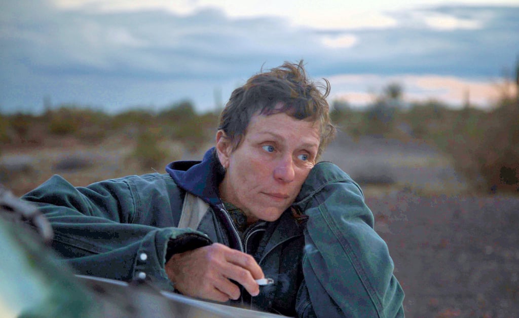 Raucherin im Großformat: Frances McDormand spielt die Hauptrolle im Oscar-Gewinner „Nomadland“, der nun ins Kino darf.
