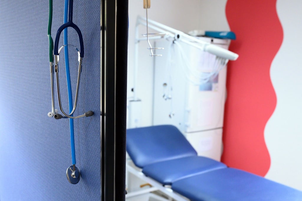 Stethoskope hängen im Behandlungszimmer einer Hausarztpraxis.