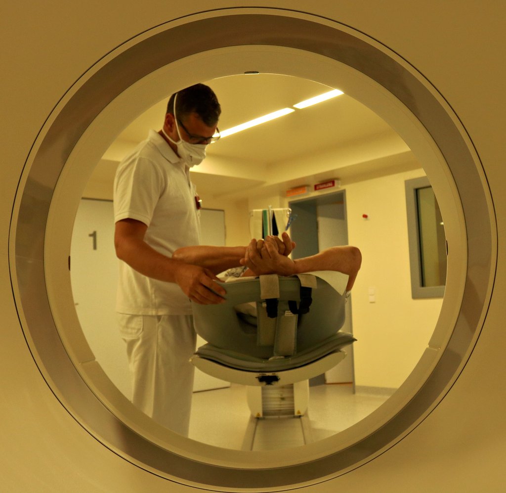 Professor Michael Kreißl, Chef der Nuklearmedizin am Uniklinikum Magdeburg in der Klinik für Radiologie und Nuklearmedizin, untersucht einen 72 Jahre alten Patienten aus der Altmark mit einem PET/CT, einer Kombination aus Computertomographie und der nuklearmedizinischen Methode Positronen-Emissions-Tomographie.