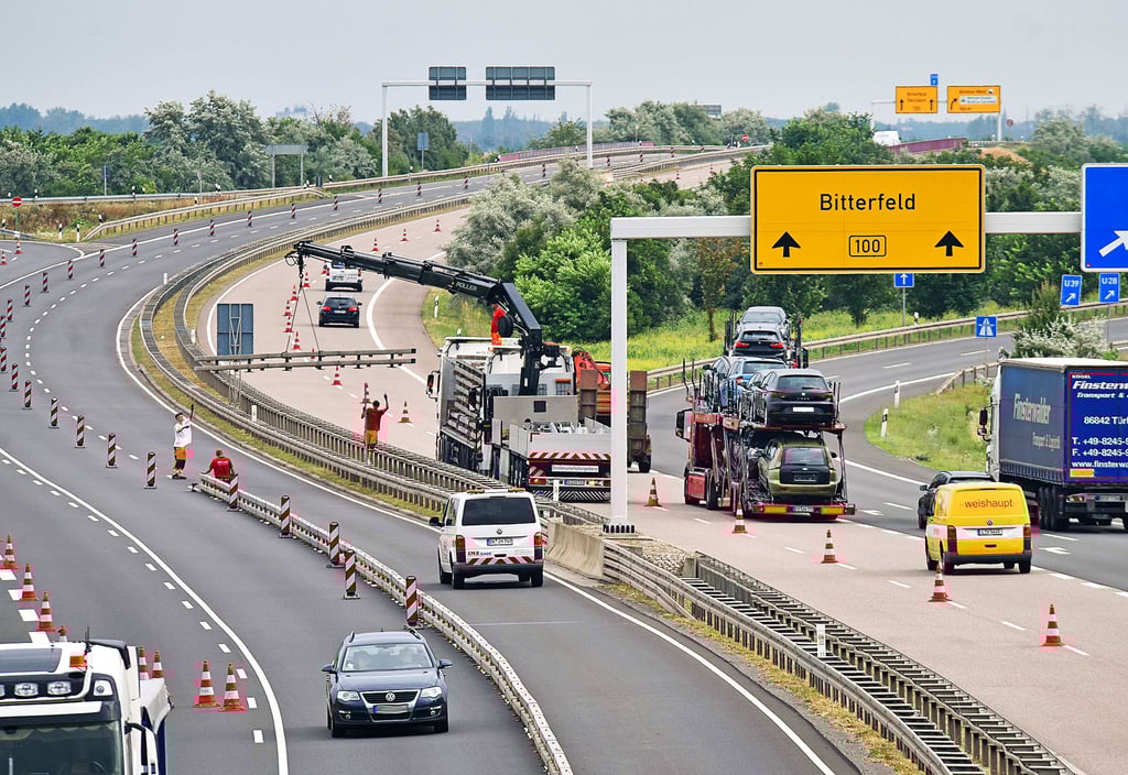 Die B100 wird bis Oktober auf etwa fünf Kilometer Länge saniert.