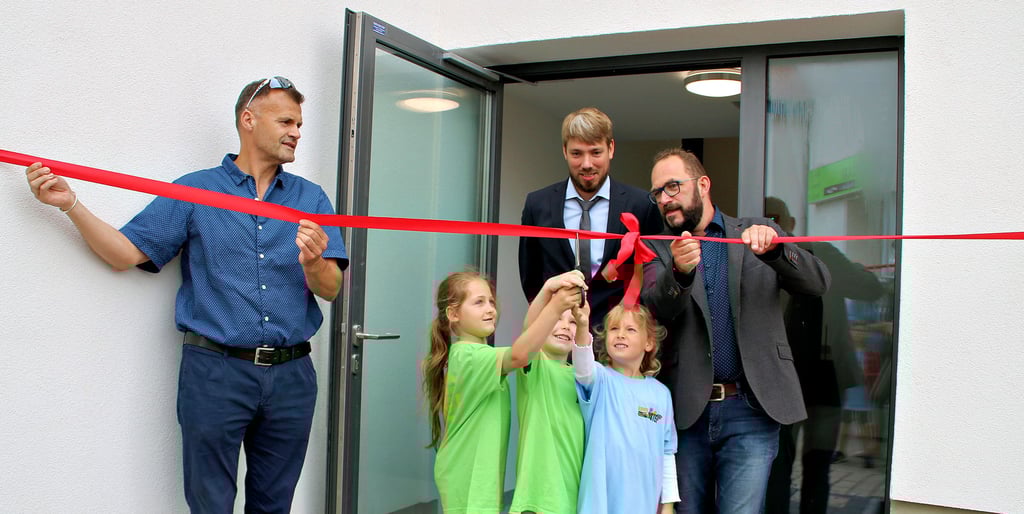 Einweihung des Mehrgenerationenhauses an der Kantorwiese in Biederitz durch Ortsbürgermeister Carsten Schneider, Stefan Helmeke in Vertretung des Bauherrn, Gemeindebürgermeister Kay Gericke (v.l.n.r.) und Kinder der Kita Rappelkiste.