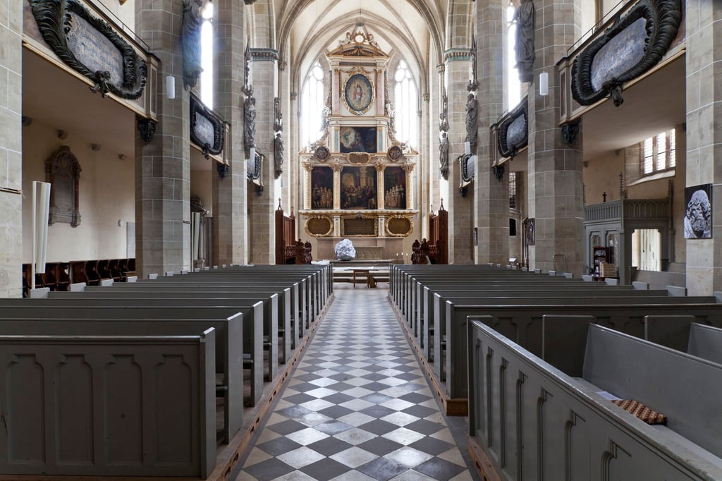 Innenansicht mit Blickrichtung zum Altar des Dom zu Halle.