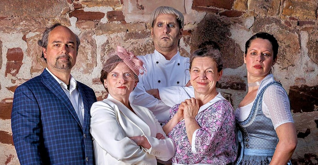 ?Halbpension mit Leiche? - ein Stück aus der Feder des Krimiautoren-Kollektivs ?Die Acht? - bringt das hallesche Theater Apron auf die Bühne im Graben der Moritzburg. Zu den Autoren zählt auch der hallesche Autor Peter Godazgar.