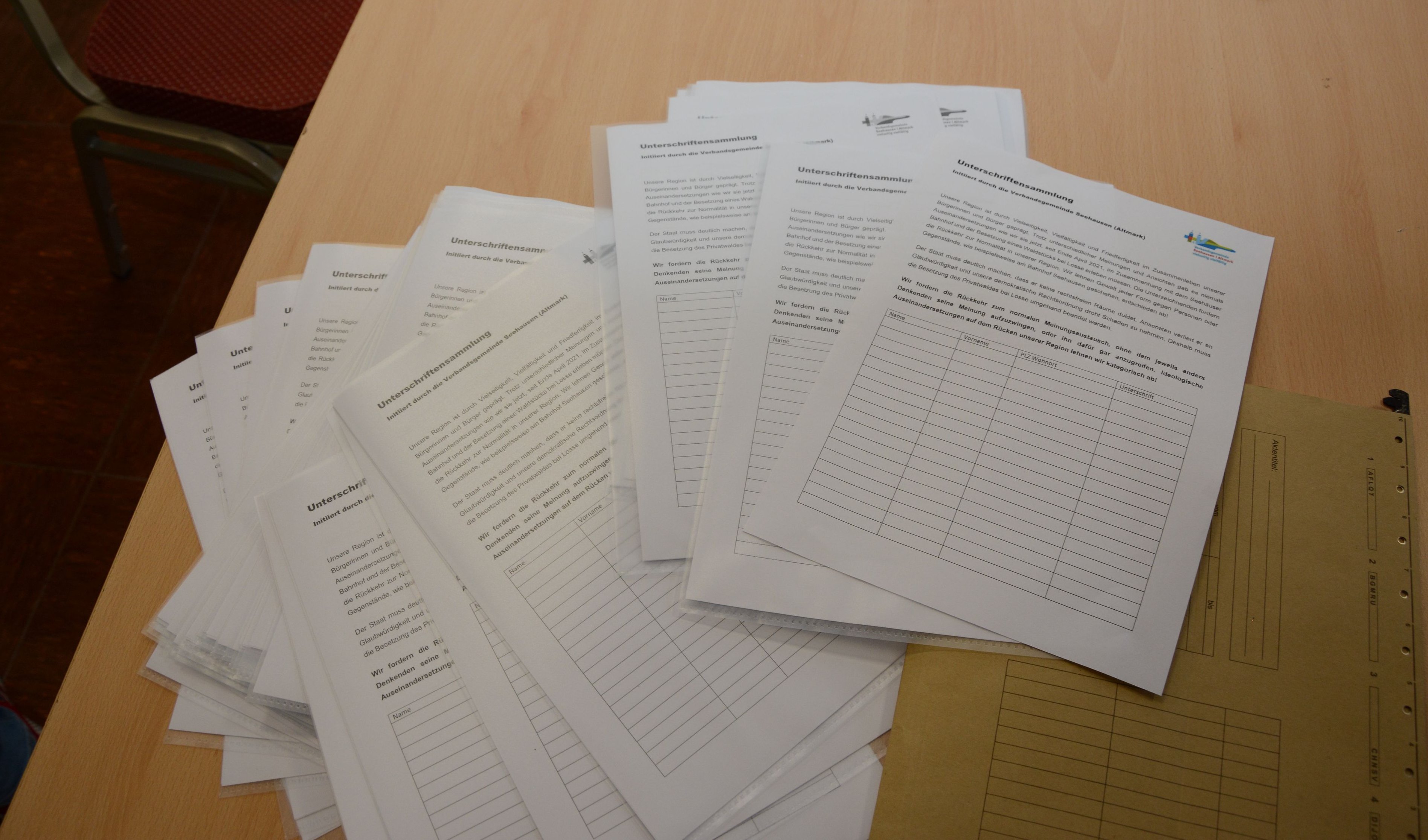 Ein ganzer Stapel Unterschriftenlisten ging gleich nach der Versammlung am Mittwochabend auf Reisen.