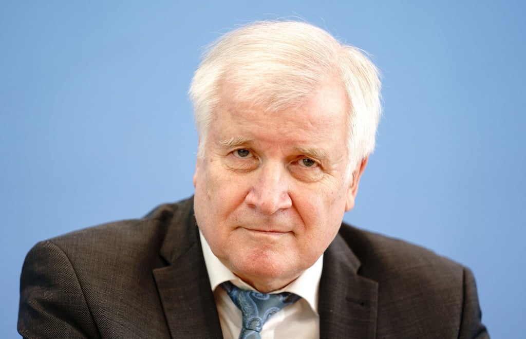Bundesinnenminister Horst Seehofer kritisiert die UEFA.