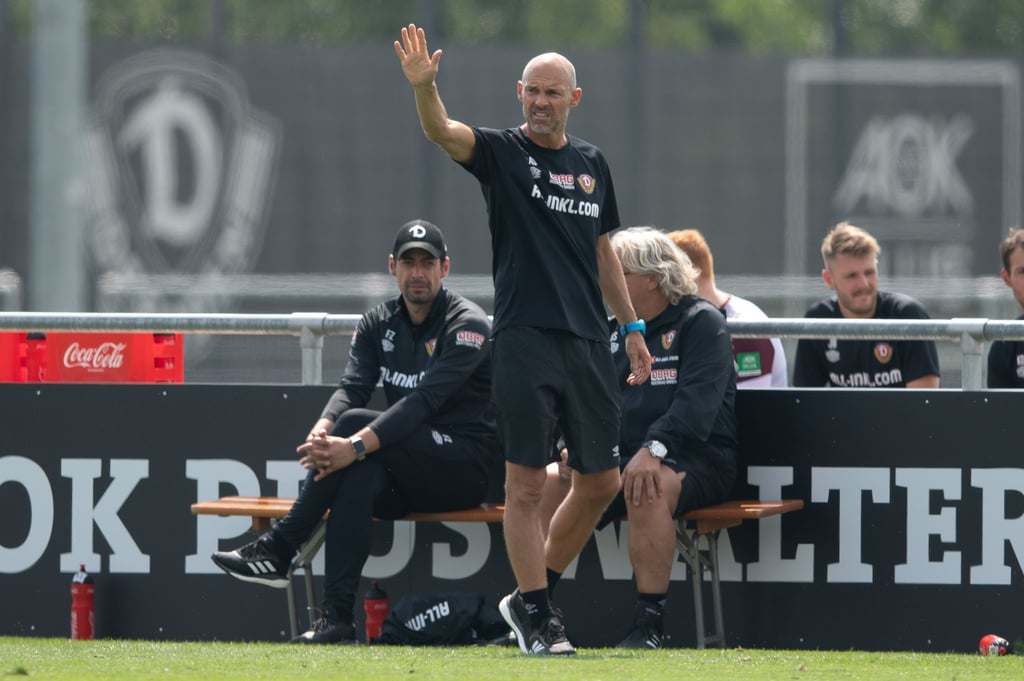 Dresdens Trainer Alexander Schmidt (M) gestikuliert.