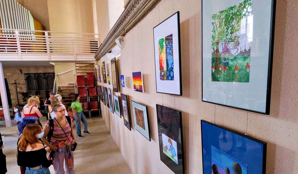 Schüler aus Wetti n und Halle-Neustadt betrachten die Werke ihrer gemeinsamen Ausstellung in der Wettiner NIkolaikirche.
