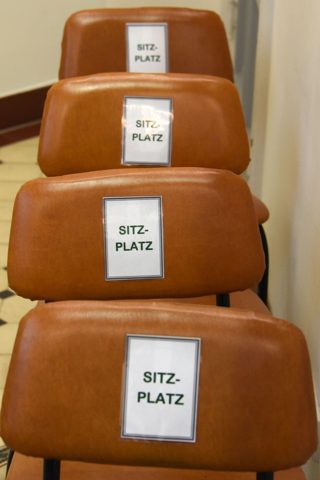 Stühle in einem Hörsaal.