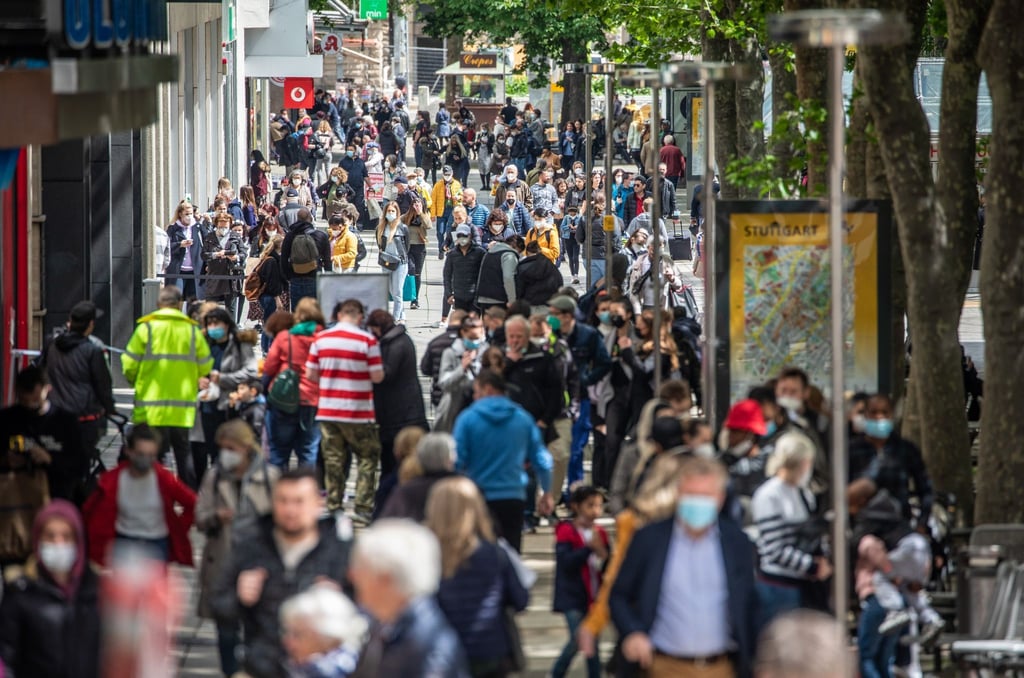 Zahlreiche Menschen laufen durch die Königstraße in Stuttgart.