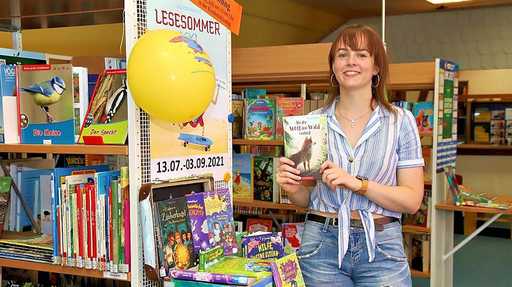 Frederike Heinz mit einigen der neuen Bücher für den diesjährigen Lesesommer XXL.
