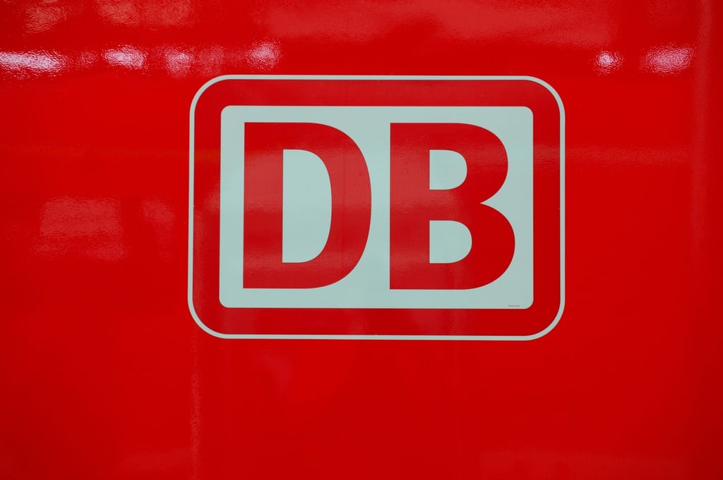 Das Logo der Deutschen Bahn (DB)ist an einem Zug angebracht.