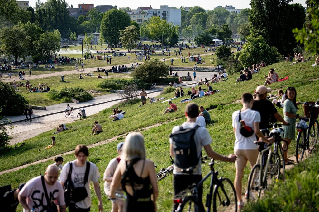 Zahlreiche Menschen suchen sich bei sonnigem Wetter ein Plätzchen im Mauerpark.