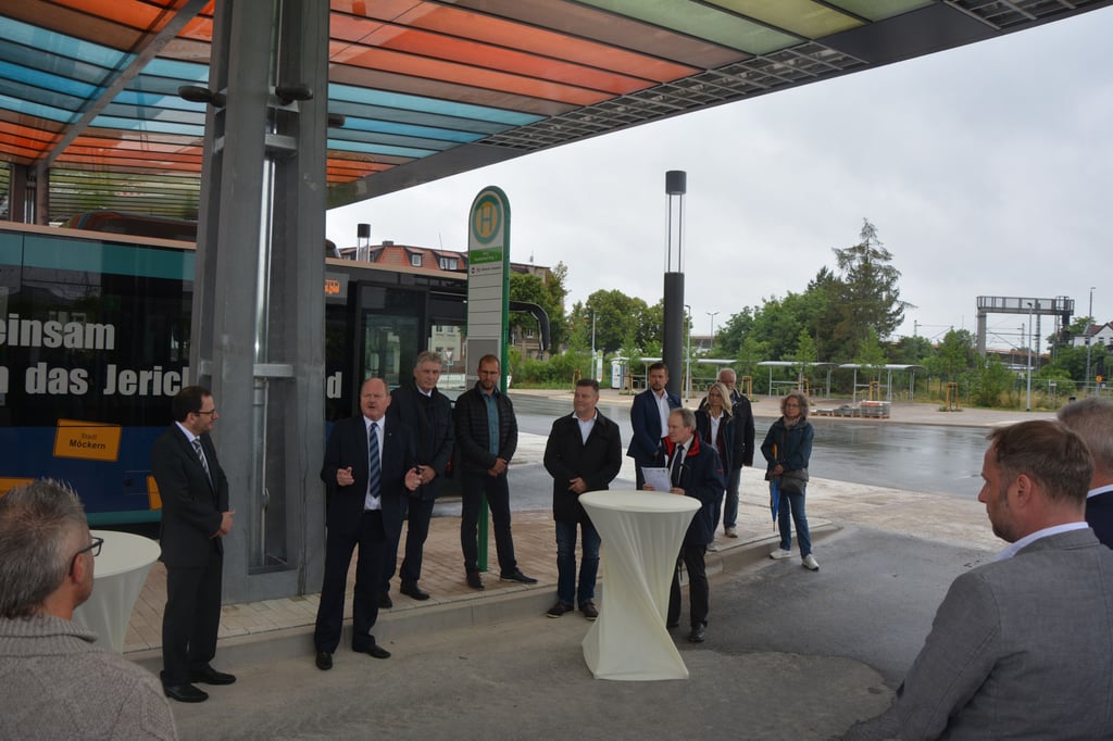 Landesverkehrsminister Thomas Webel (CDU) hob bei der Einweihung des neuen ZOB den seit Jahren anhaltenden Investitionskurs von Burg hervor, der trotz der Landesgartenschau weiter auf hohem Niveau fortgeführt wird.