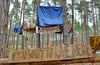 Selbstgebaute Baumhäuser und Transparente: Im Wald bei Seehausen in der Altmark protestieren Waldbesetzer gegen den Weiterbau der A14.