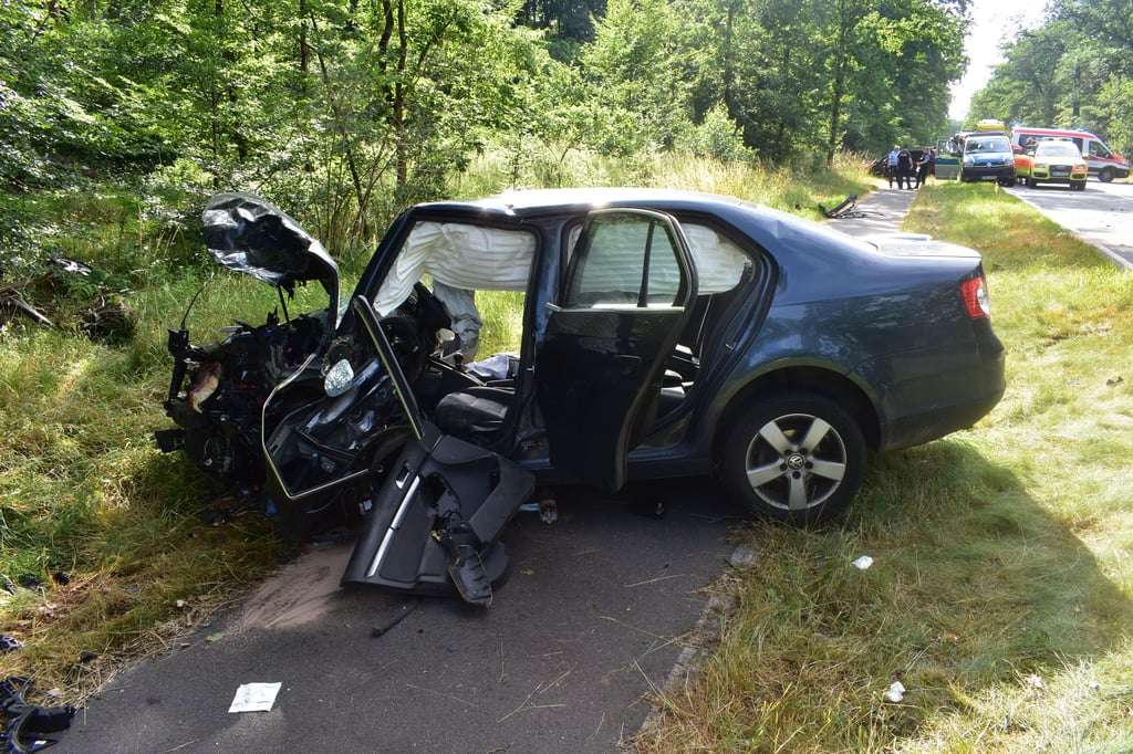 Im Landkreis Wittenberg ist am Mittwoch ein Autofahrer nach einem Unfall gestorben.