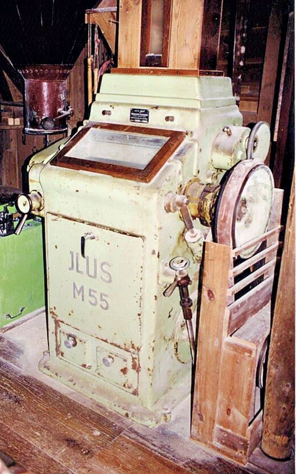 Die Schrotmaschine der Mühle im Jahr 1998.