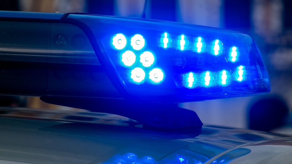 Eine Moped-Fahrerin stürzte in der Halberstädter Straße in Magdeburg und verletzte sich schwer.