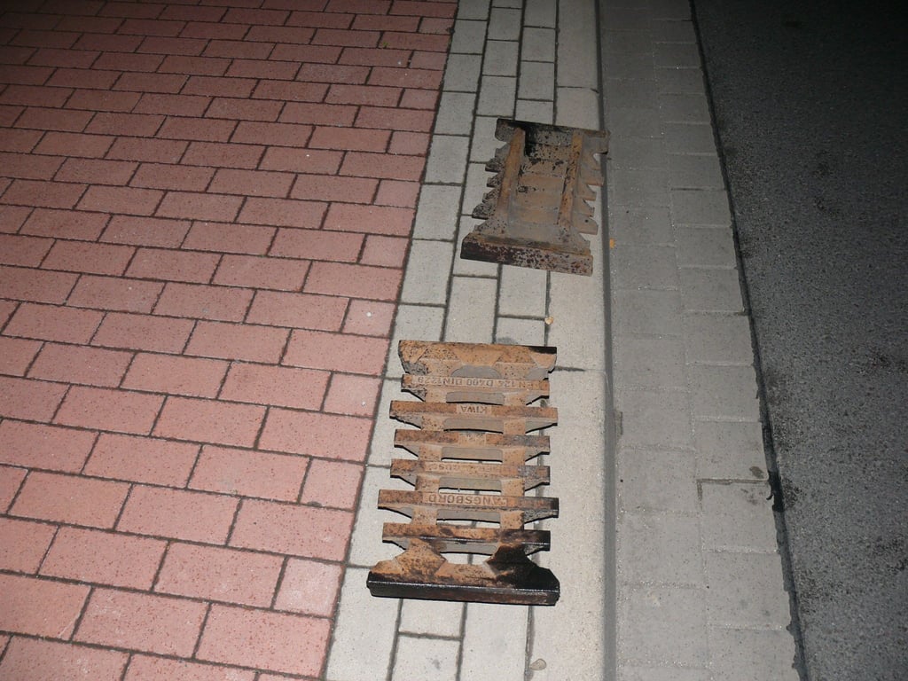 Unbekannte haben in Oschersleben in der Magdeburger Straße zwei Gullydeckel auf die Fahrbahn gelegt. Ein 66-Jähriger fuhr darüber. Dabei wurde die Ölwanne beschädigt.