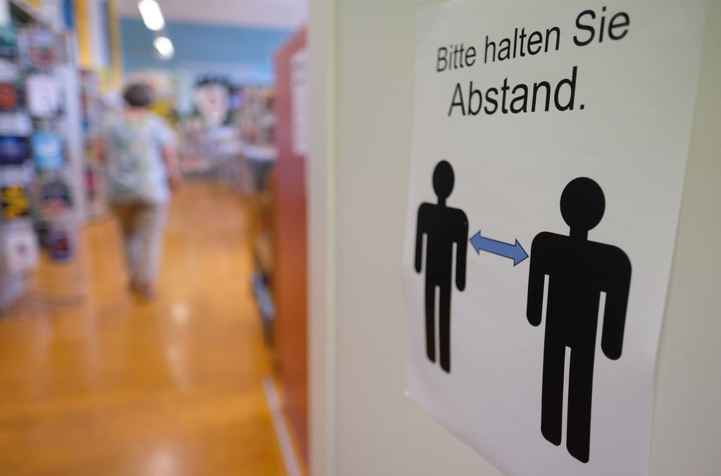Ein Schild mit dem Hinweis zu Abstandsregeln in einer Stadtbibliothek.