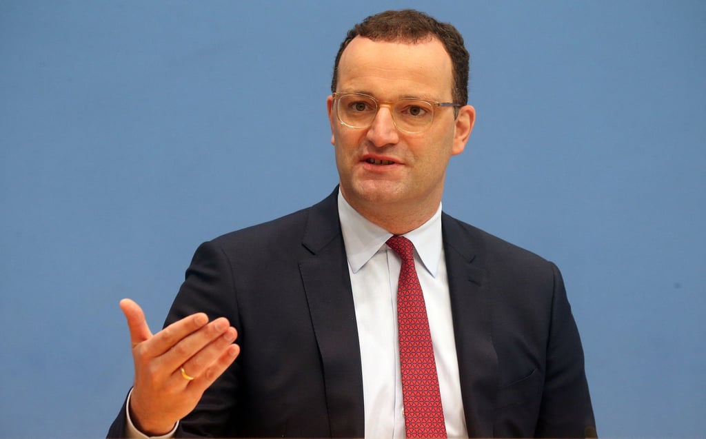 Bundesgesundheitsminister Jens Spahn spricht in der Bundespressekonferenz.