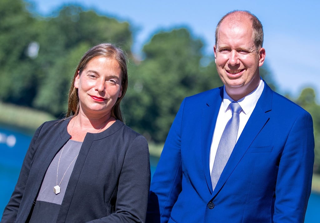 Katarina Peranic und Jan Holze schauen in die Kamera.