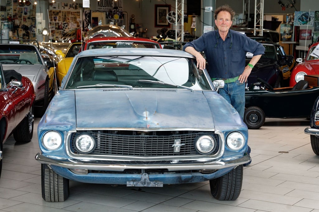 Der Oldtimerhändler Michael Fröhlich neben einem Ford Mustang, der einst dem US-Schauspieler Steve McQueen gehört hat.