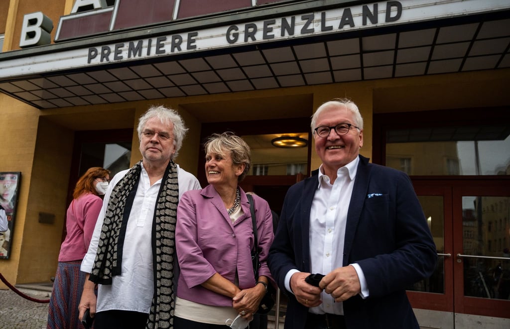 Bundespräsident Frank-Walter Steinmeier (r) steht mit dem Regisseur Andreas Voigt und der Produzentin Barbara Etz vor dem Kino.