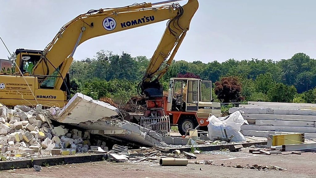 Schweres Gerät hat mit dem Abriss der alten Märkte den Weg frei für den Neubau gemacht.