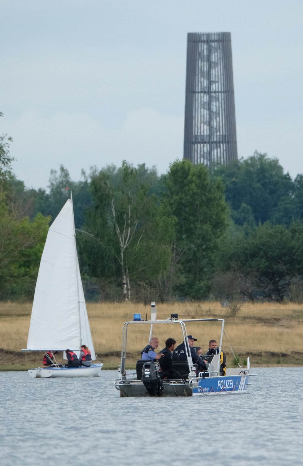 Ein Boot der Polzei auf dem Cospudener See.
