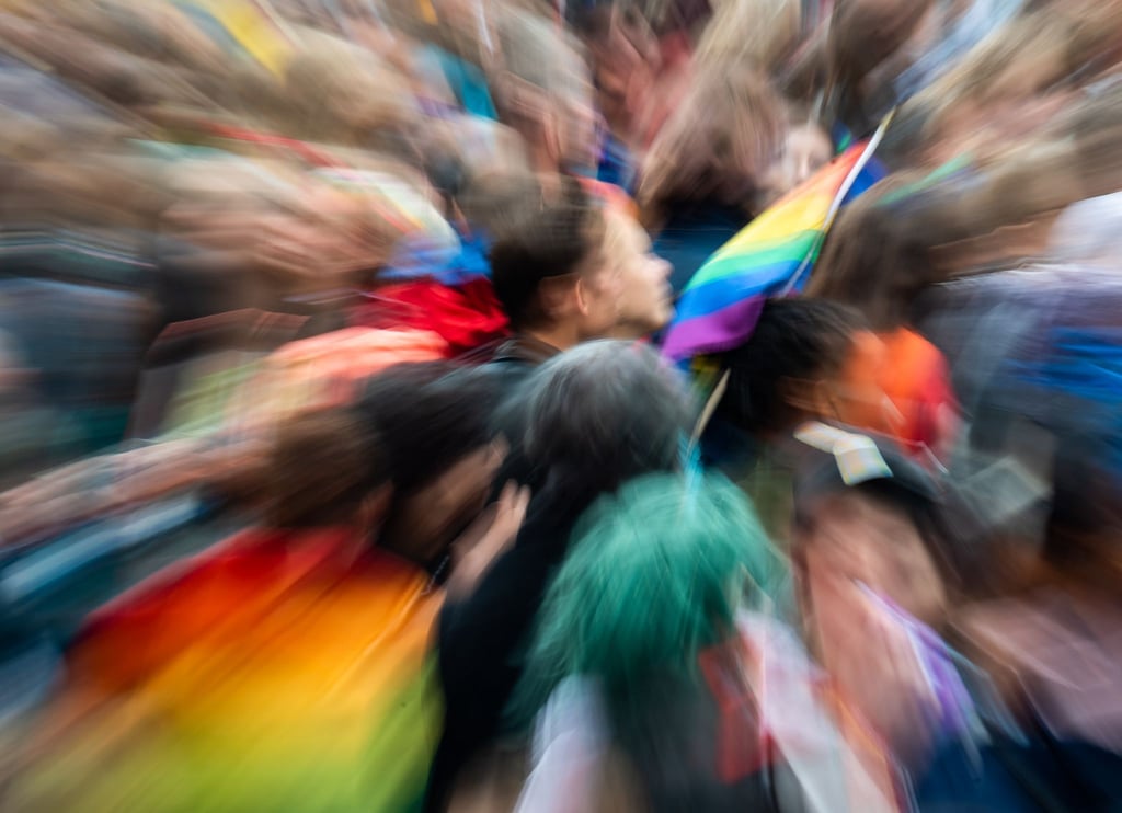 Ein Mann mit Regenbogenfahne in München.