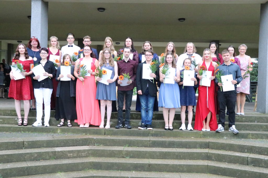 Mit sichtlichen Stolz stellen sich die Schüler der Abschlussklasse 10b gemeinsam für das Foto auf.