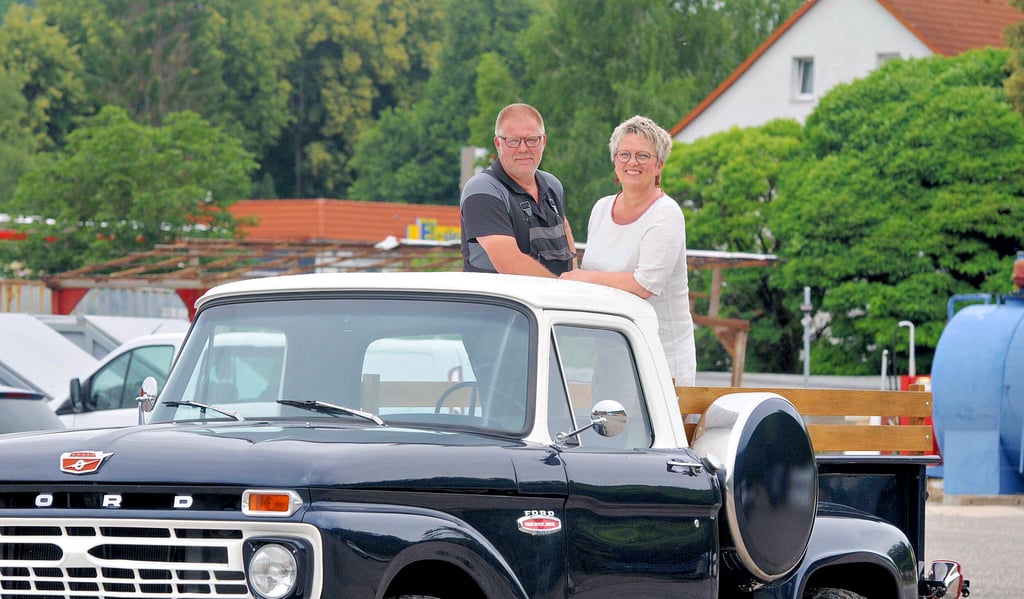 Beate und Thomas Triebe stehen auf dem Ford-Pick-up F 100 aus dem Jahr 1966, dessen Restaurierung sie via Social Media dokumentierten.