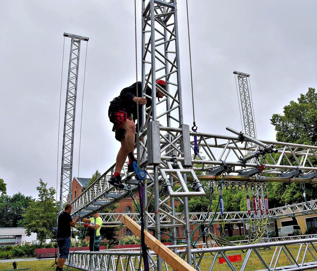 Auf dem Moritzplatz entsteht ein mobiler Klettergarten. In gut zehn Metern Höhe können Mutige ab heute eine Woche lang kostenfrei einen Hochseilparcours mit Affenschaukel, Sprungplattform, Balance-Seil und einer beweglichen Brücke absolvieren.