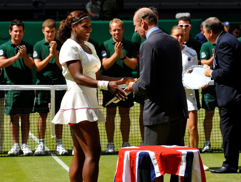 Der Herzog von Kent gratuliert Serena Williams im Jahr 2010 zum Titelgewinn.