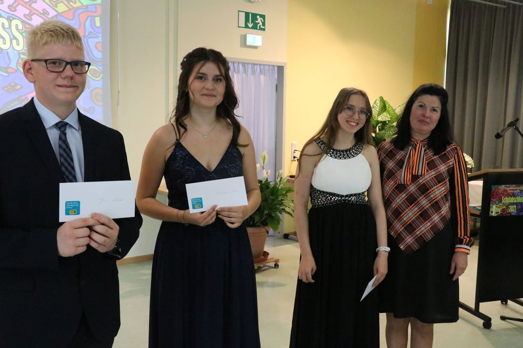 Als Jahrgangsbeste wurden (von links) Jonas Köhler (Notendurchschnitt 1,16), Annalena Keller (1,47) und Celina Heidelind Germer (1,52) von Schulleiterin Kerstin Grimm-Neubauer ausgezeichnet.