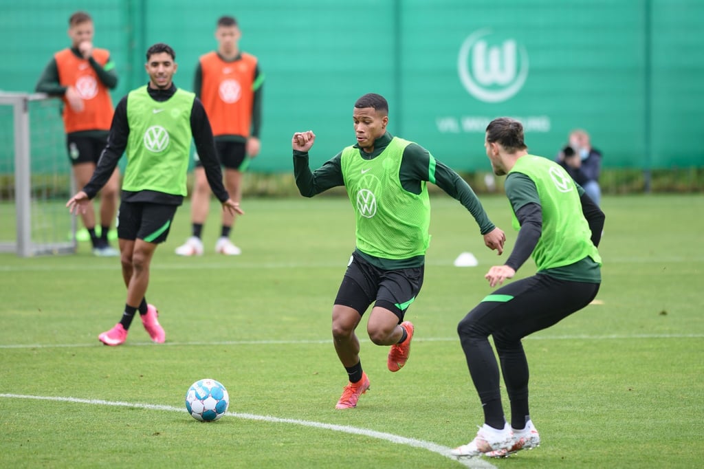 Neuzugang Aster Vranckx (M) und Stürmer Daniel Ginczek (r) während eines Trainingspieles.