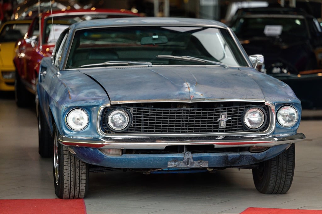 Ein alter Ford Mustang, der dem Schauspieler Steve McQueen gehört haben soll, steht in der Verkaufshalle des Oldtimerhändlers "Fantastische Fahrzeuge - Michael Fröhlich".