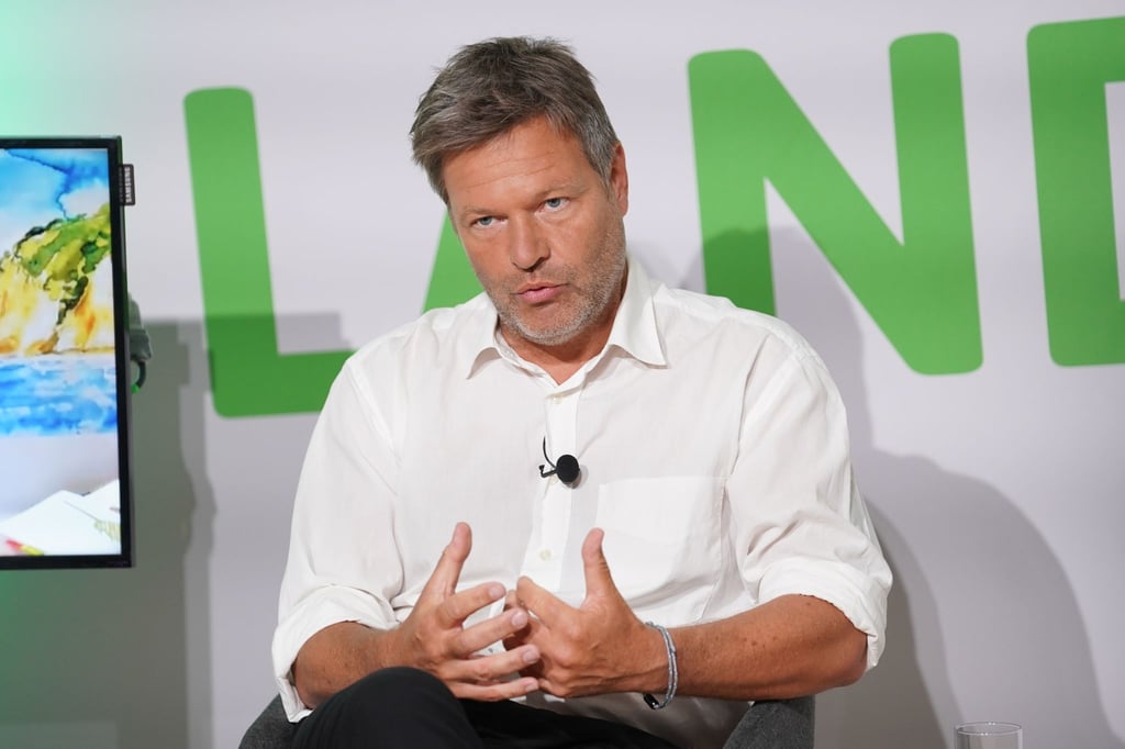 Robert Habeck, der Bundesvorsitzender von Bündnis 90/Die Grünen, sieht trotz der Vorwürfe gegen Grünen-Kanzlerkandidatin Baerbock keine Notwendigkeit für einen „Neustart“.