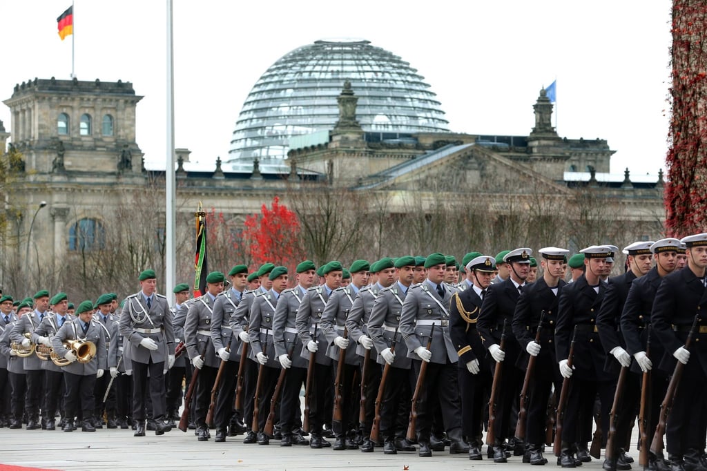 „Die Veranstaltung sollte in einem öffentlichen Raum stattfinden“, sagte der Vorsitzende des Bundes Deutscher Einsatzveteranen, Bernhard Drescher. „Da kommt nur die Wiese vorm Reichstagsgebäude in Betracht.“