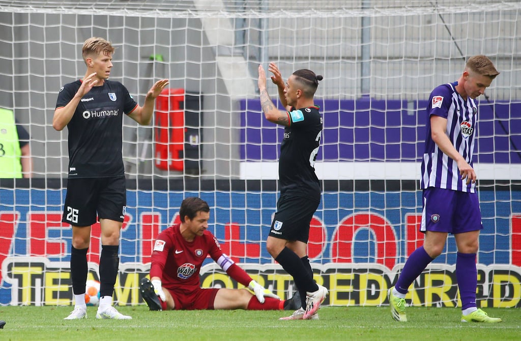 Baris Atik (2. v. r.) feiert mit Luca Schuler (l.) dessen Treffer zum 2:0.
