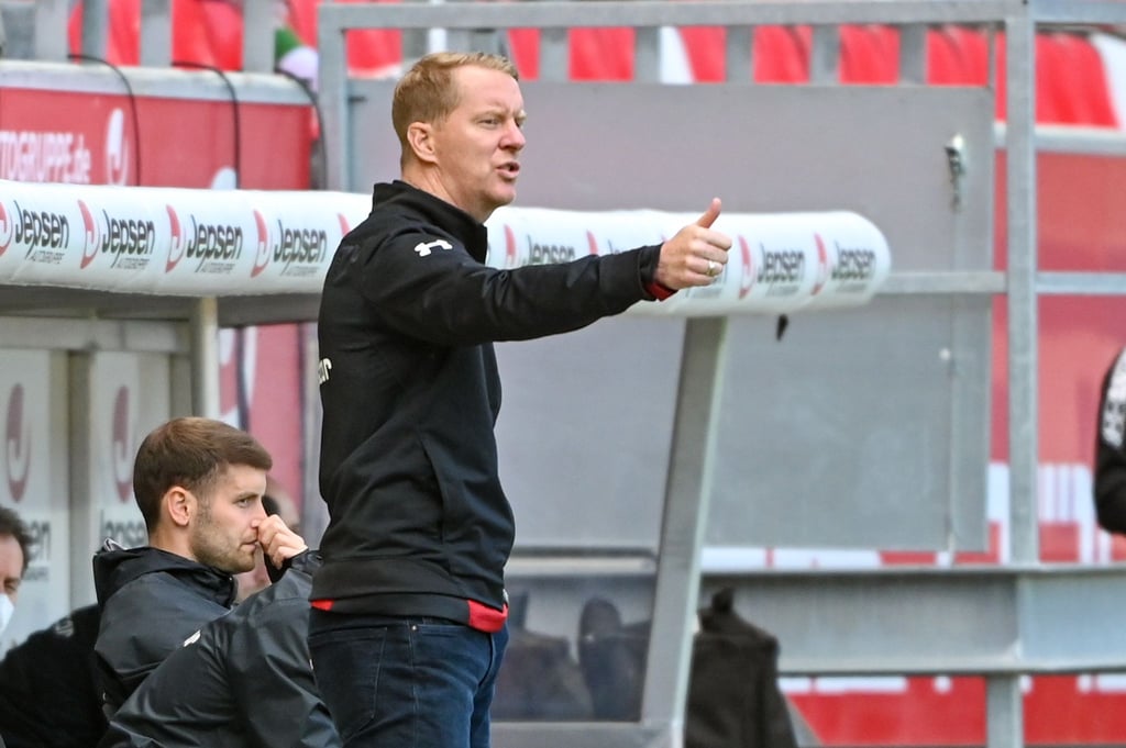 Trainer Timo Schultz von St. Pauli steht am Spielfeldrand.