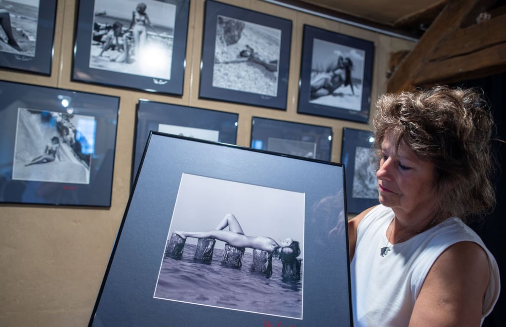 Gabriela Ender hält eine der Fotografien für die Ausstellung "Akt und Landschaft“ in der Hand.