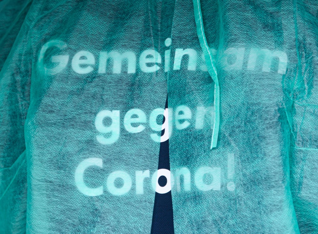„Gemeinsam gegen Corona!“ steht auf dem Shirt.