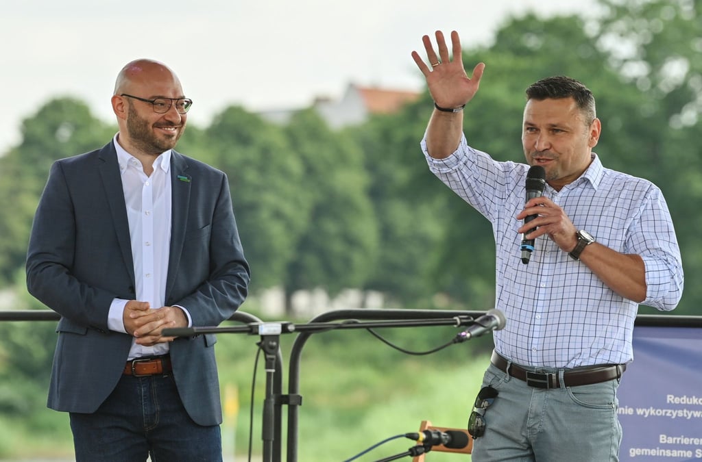 Rene Wilke (l, Die Linke), Oberbürgermeister der Stadt Frankfurt (Oder), und Mariusz Olejniczak, Bürgermeister von Slubice, eröffnen das Fest zum Geburtstag der deutsch-polnischen Doppelstadt Frankfurt (Oder) und Slubice.