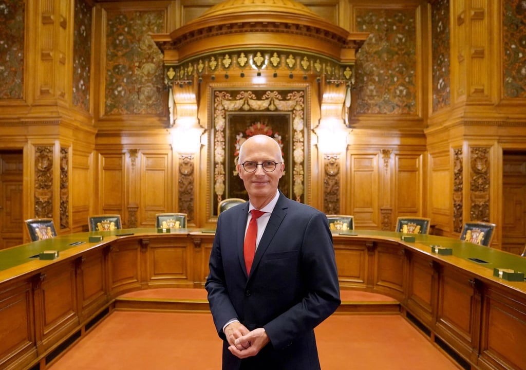 Peter Tschentscher (SPD), Erster Bürgermeister Hamburgs, steht in der Hamburger Bürgerschaft.