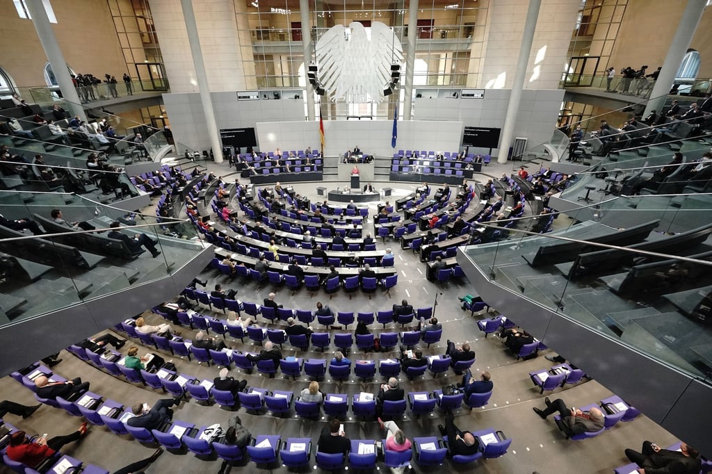 Die Abgeordneten sitzen während einer Generaldebatte zum Bundeshaushalt im Bundestag.