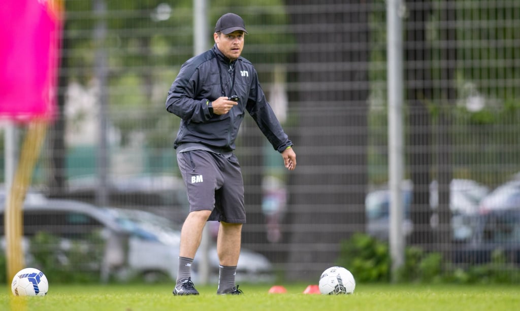 Trainer Benedetto Muzzicato am Seitenrand.